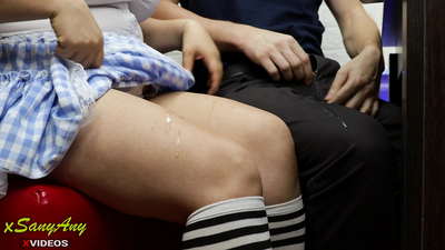 Cailín scoile óg ag magadh faoin rang ar obair bhaile-xsanyAny